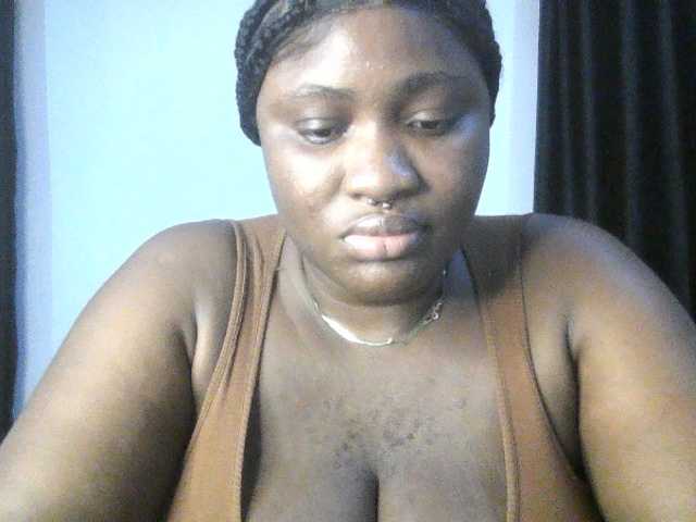Hotchocolatee191 live cam on BongaCams