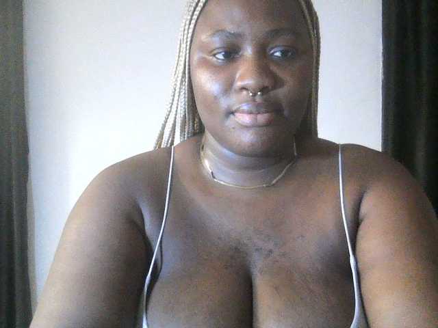 Hotchocolatee191 live cam on BongaCams