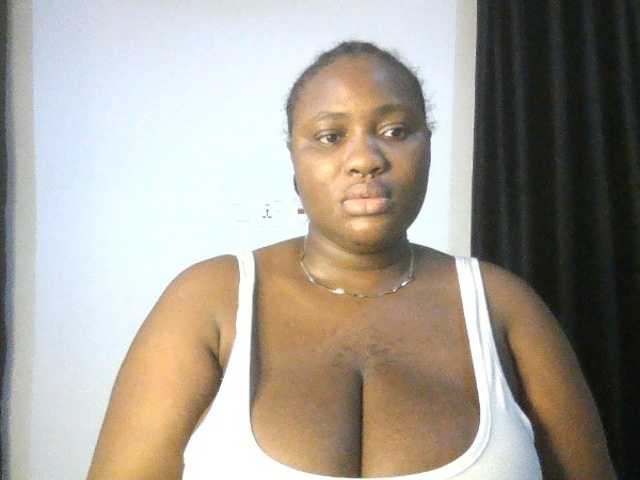 Hotchocolatee191 live cam on BongaCams