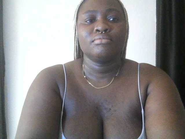 Hotchocolatee191 live cam on BongaCams