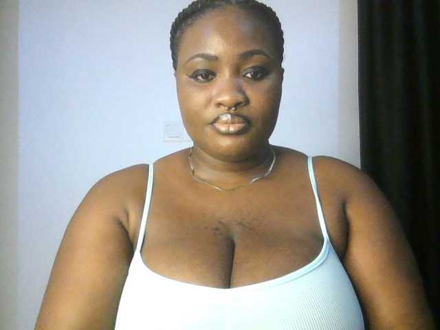 Hotchocolatee191 live cam on BongaCams