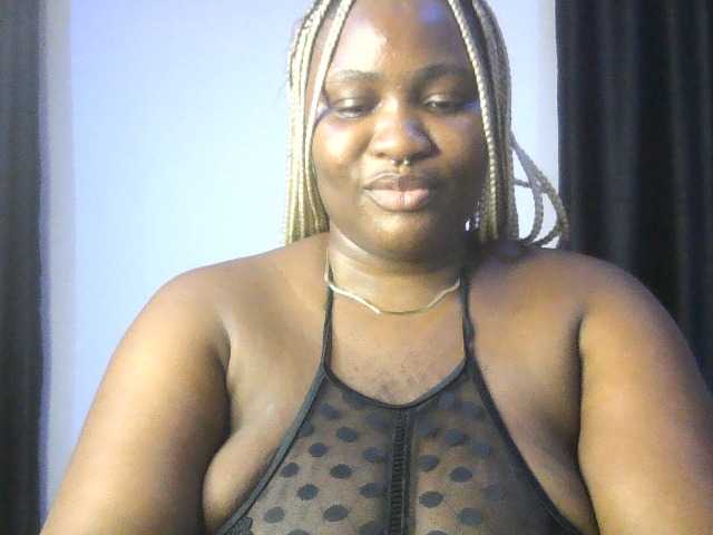 Hotchocolatee191 live cam on BongaCams