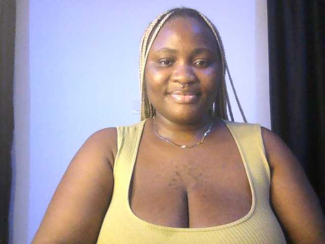 Hotchocolatee191 live cam on BongaCams
