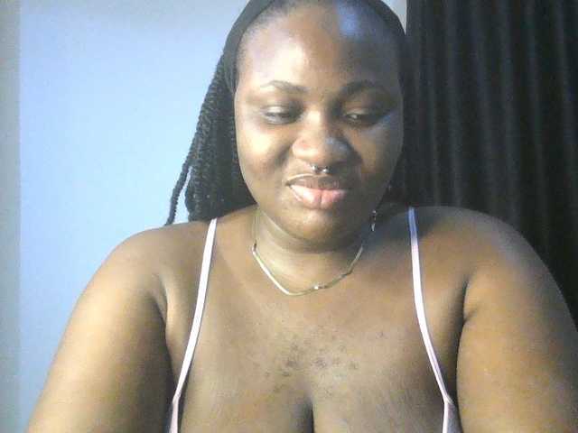 Hotchocolatee191 live cam on BongaCams