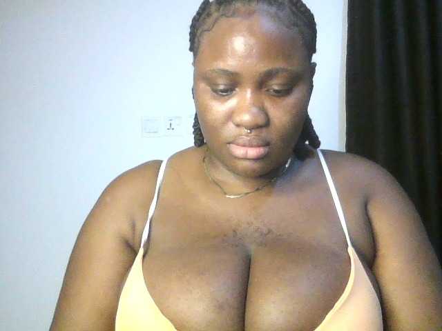 Hotchocolatee191 live cam on BongaCams