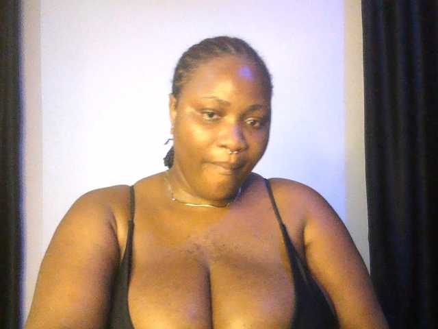 Hotchocolatee191 live cam on BongaCams