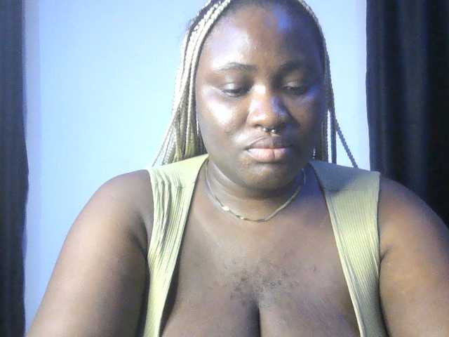 Hotchocolatee191 live cam on BongaCams