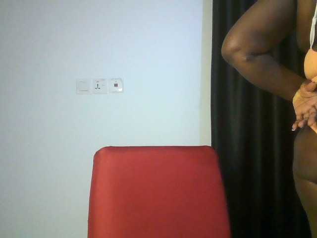 Hotchocolatee191 live cam on BongaCams