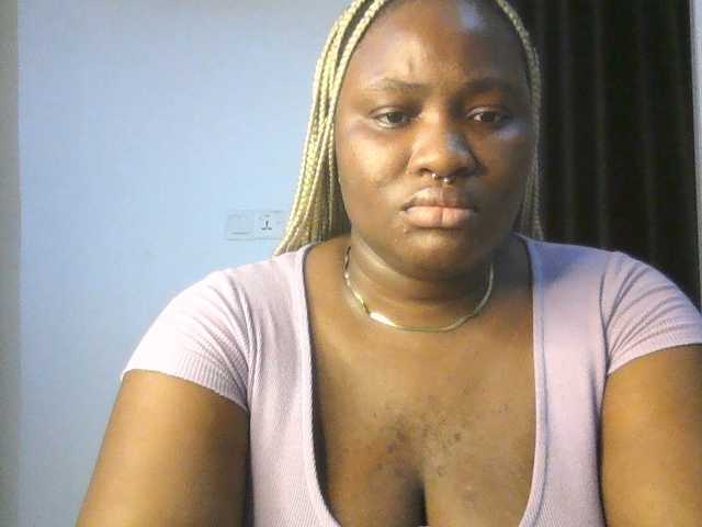 Hotchocolatee191 live cam on BongaCams