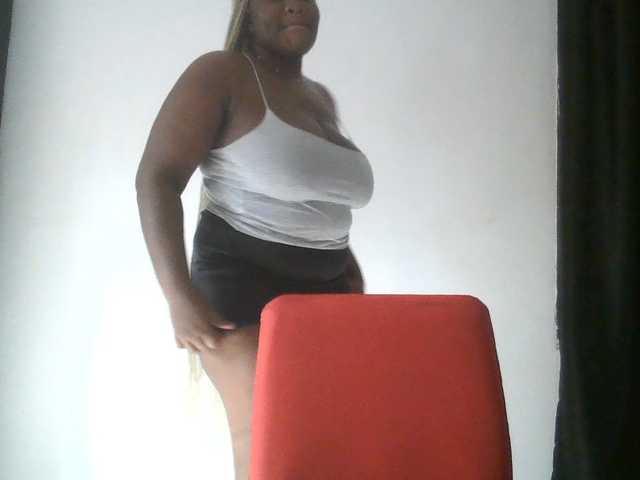 Hotchocolatee191 live cam on BongaCams