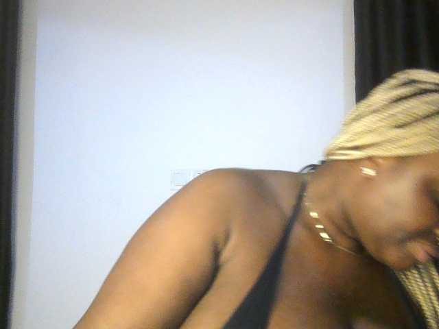 Hotchocolatee191 live webcam show