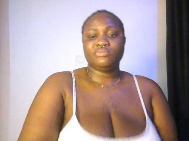 Hotchocolatee191 live cam on BongaCams