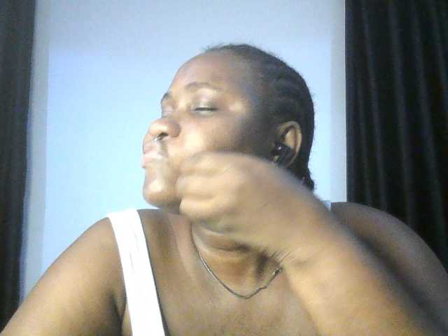 Hotchocolatee191 live cam on BongaCams