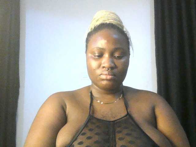 Hotchocolatee191 live cam on BongaCams