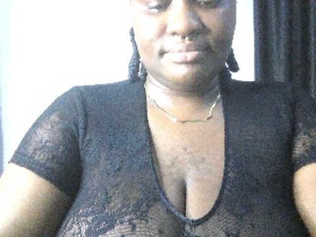 Hotchocolatee191 live cam on BongaCams