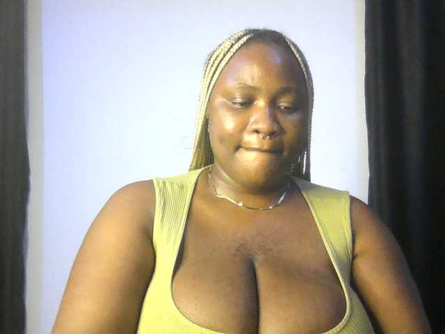Hotchocolatee191 live cam on BongaCams
