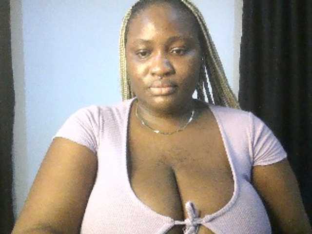 Hotchocolatee191 live cam on BongaCams