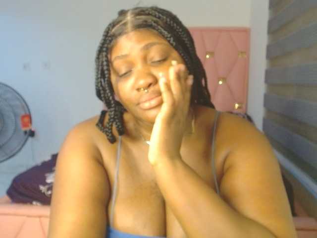 Hotchocolatee191 live cam on BongaCams