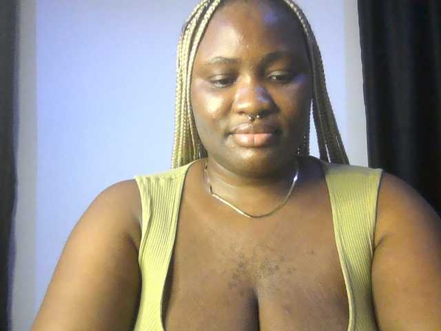 Hotchocolatee191 live cam on BongaCams
