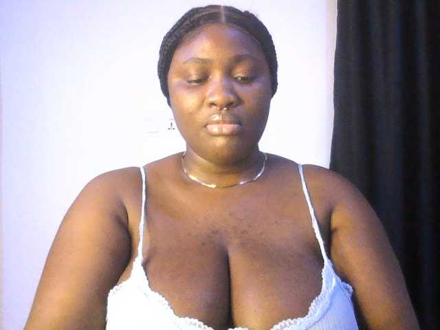 Hotchocolatee191 live cam on BongaCams