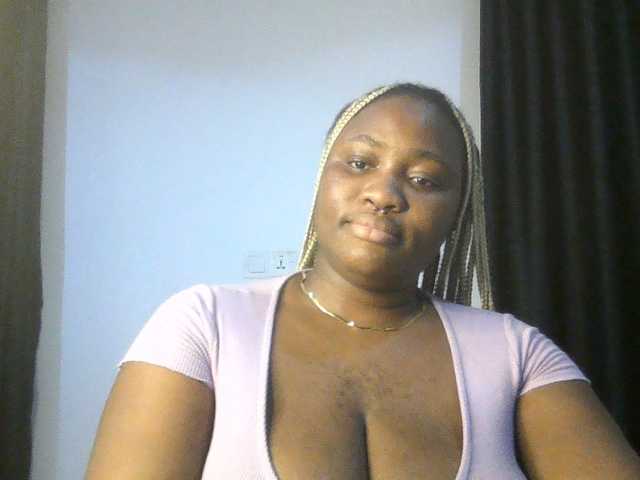 Hotchocolatee191 live cam on BongaCams
