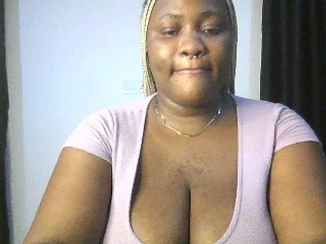 Hotchocolatee191 live cam on BongaCams