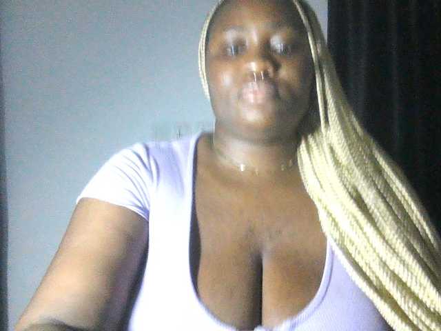 Hotchocolatee191 live cam on BongaCams