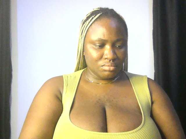 Hotchocolatee191 live cam on BongaCams
