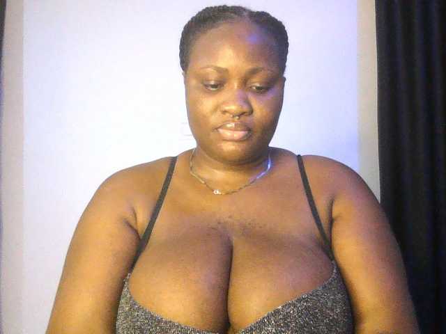 Hotchocolatee191 live cam on BongaCams