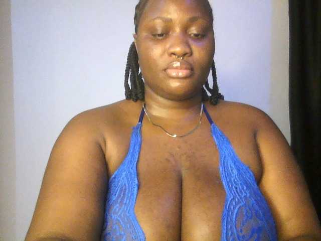 Hotchocolatee191 live cam on BongaCams