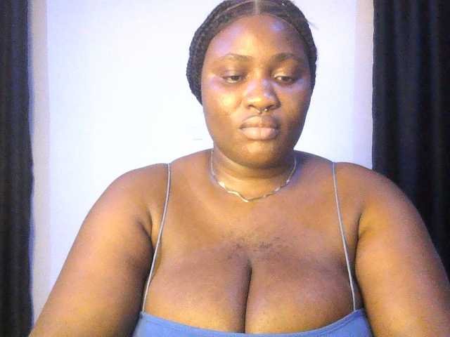 Hotchocolatee191 live cam on BongaCams