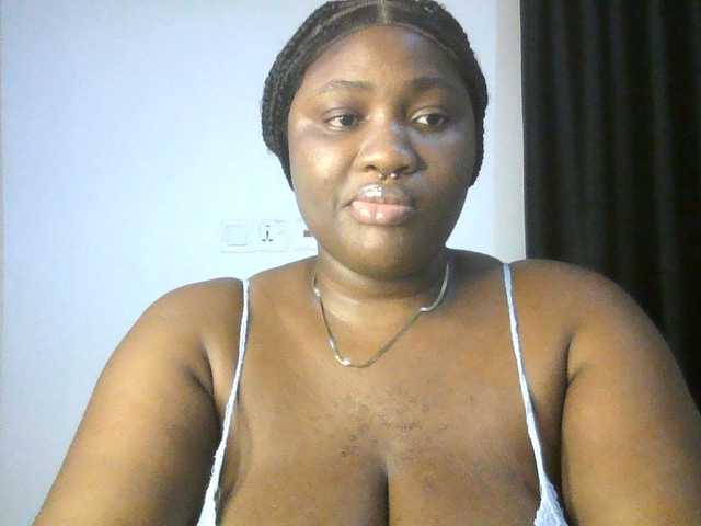 Hotchocolatee191 live cam on BongaCams