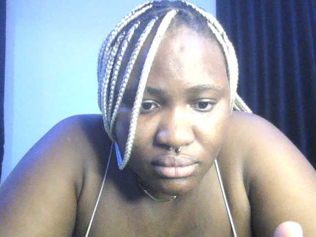Hotchocolatee191 live cam on BongaCams