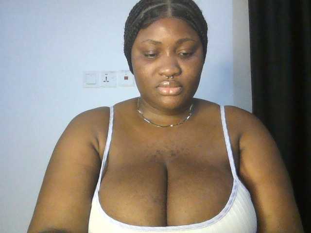 Hotchocolatee191 live cam on BongaCams