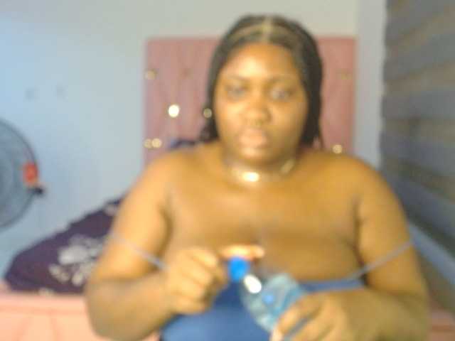 Hotchocolatee191 live cam on BongaCams