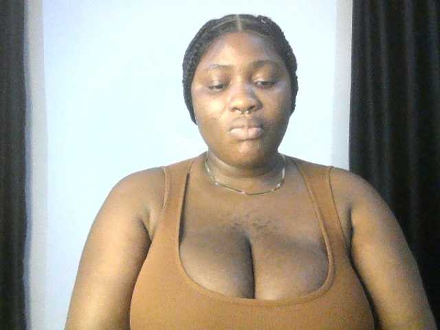 Hotchocolatee191 live cam on BongaCams