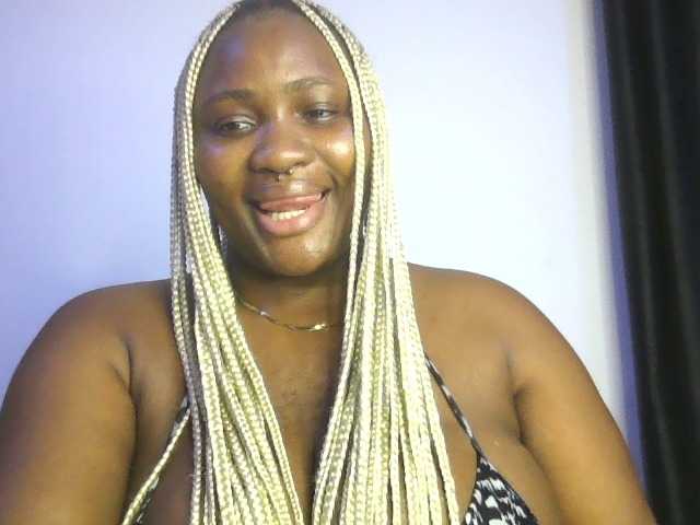 Hotchocolatee191 live cam on BongaCams