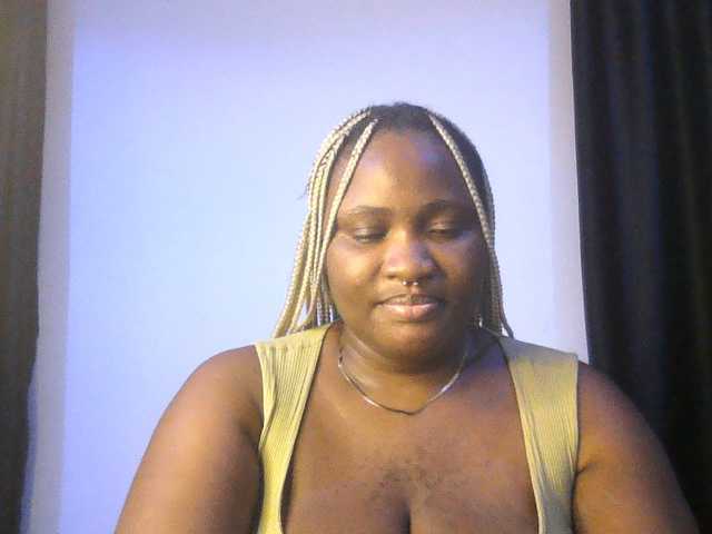 Hotchocolatee191 live cam on BongaCams