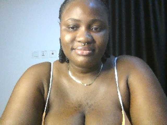 Hotchocolatee191 live cam on BongaCams