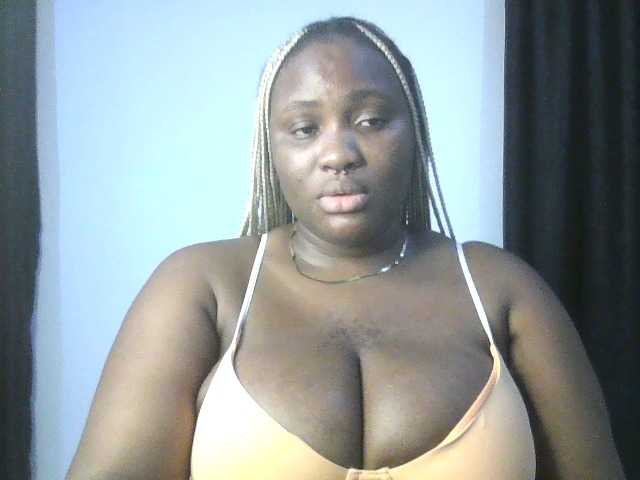 Hotchocolatee191 live cam on BongaCams