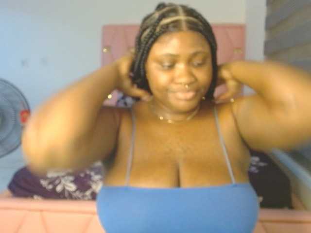 Hotchocolatee191 live cam on BongaCams