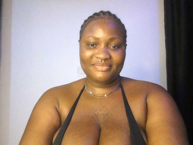 Hotchocolatee191 live cam on BongaCams