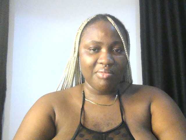 Hotchocolatee191 live cam on BongaCams