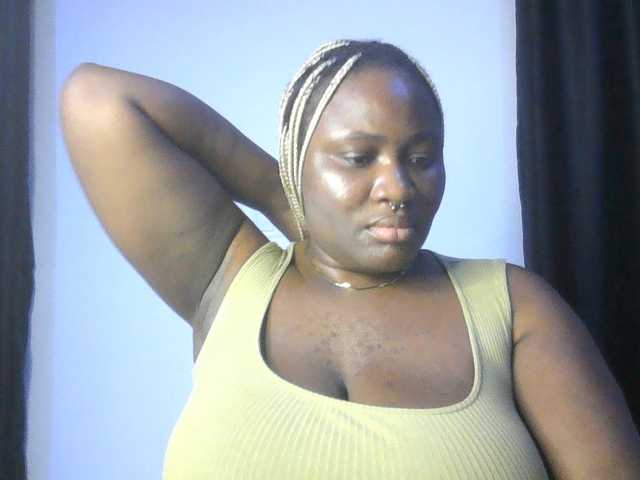 Hotchocolatee191 live cam on BongaCams
