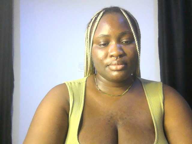 Hotchocolatee191 live cam on BongaCams