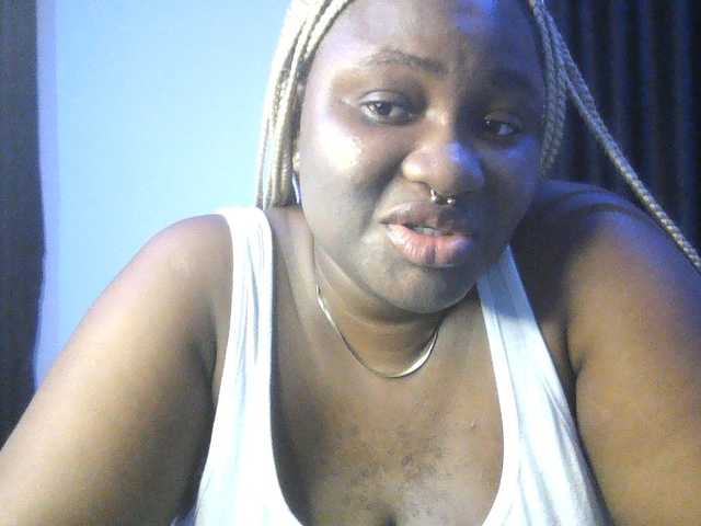 Hotchocolatee191 live cam on BongaCams