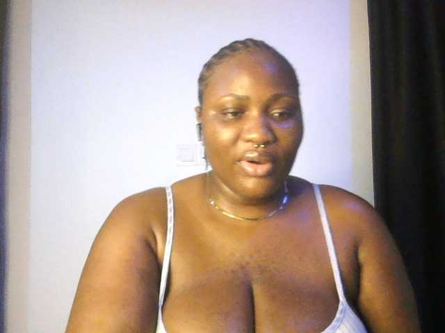 Hotchocolatee191 live cam on BongaCams
