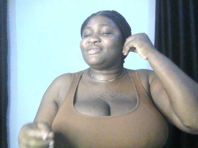 Hotchocolatee191 live cam on BongaCams