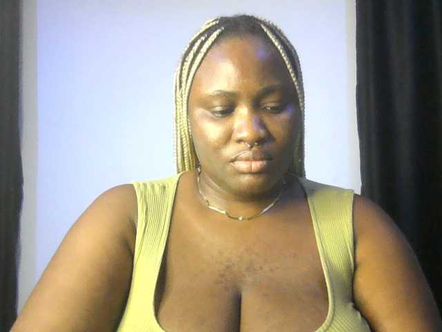 Hotchocolatee191 live cam on BongaCams