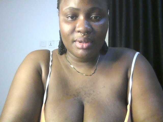 Hotchocolatee191 live cam on BongaCams